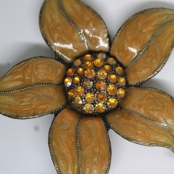 Vintage Edelweiss Floral ☆UV REACTIVE☆  Brooch(GLOWS UNDER BLACK LIGHT) - Picture 1 of 6
